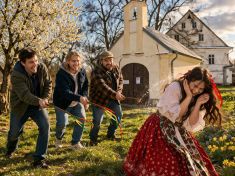 Symbolická oslava příchodu jara, nebo rituální násilí? Záleží na tom, kdo drží v ruce pomlázku