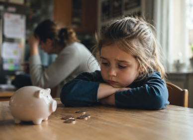 „Trhá mi srdce, že už jí to nemůžu koupit.“ Jak říct dětem, že si už nemůžeme dovolit to, na co byly zvyklé