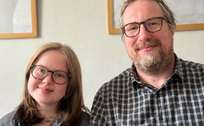 Adélka žije s nemocí, kterou trpí méně než jeden člověk z milionu. Proč Česko stále neví, kolik podobných pacientů má?