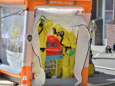 Ebola v Česku? Ostrý test systému. Panika zatím není na místě