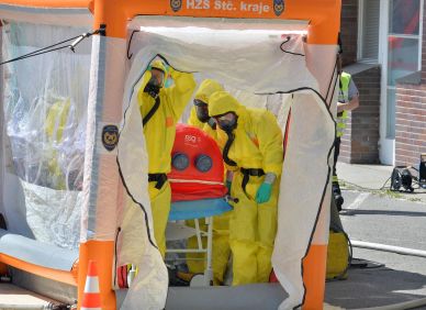 Ebola v Česku? Ostrý test systému. Panika zatím není na místě