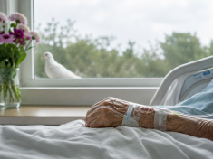 Zdraví vás cizí muž na lůžku číslo čtyři. A vy si poprvé přejete, aby táta mohl odejít