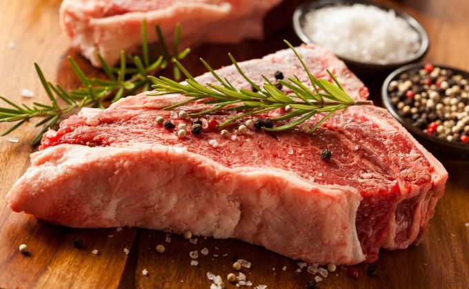 Gastro-nihilismus může být lékem na vyhoření. Zelené iluze ztrácejí dech a unavená společnost zase hledá spásu v hovězím