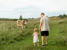 Manžel ve čtyřiceti živí hlavně své levicové ideály. Rodinu táhnu sama, mám se rozvést?