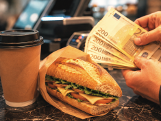 Dvě stovky za cappuccino? Tohle je důvod, proč jsou letiště tak nehorázně drahá