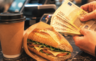 Dvě stovky za cappuccino? Tohle je důvod, proč jsou letiště tak nehorázně drahá