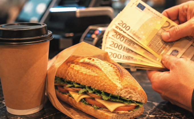 Dvě stovky za cappuccino? Tohle je důvod, proč jsou letiště tak nehorázně drahá