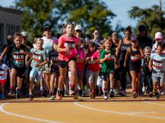 Běžci ovládli Riegrovy sady. Prague Run Day zakončila hodinovka při západu slunce