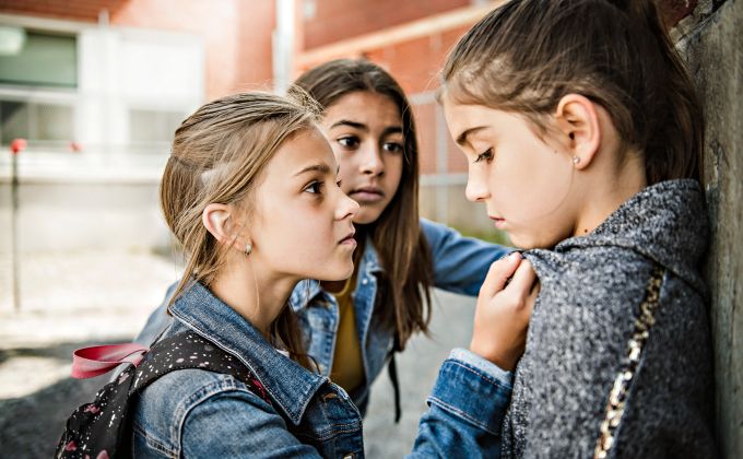 Šikana může začít doma. Těmito větami rodiče nevědomky učí děti manipulovat druhými