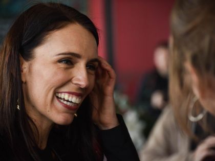 Nejmladší novozélandská premiérka: Proč ji milují mileniálové?