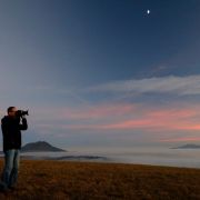 Fotogalerie: Špačci se zformovali do obrazce obřího ptáka