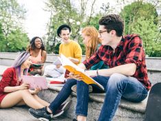 Vysokoškoláky zajímá školství a životní prostředí. Víc než ostatní