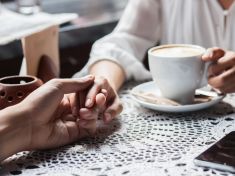 Předstírání ve vztahu vede k problémům. Nebojte se odhalit své pravé já