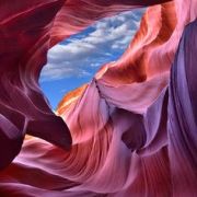 1. V zapomenuté zemi indiánů kmene Navaho se nachází monumentální dílo matky přírody. Do červeného pískovce vyhloubila vlivem dlouholetého působení vody kaňon, který vás omámí svou propracovanou hrou světel a stínů. Pokud toužíte Antelope Canyon spatřit na vlastní oči, vydejte se směr severozápadní Arizona.