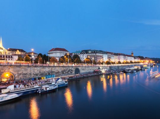 Rozmarné léto na pražských náplavkách: Zajděte na trhy, grilovačky, dílny i výstavy