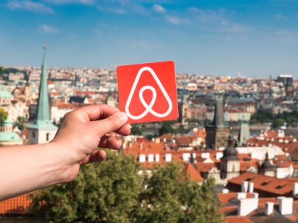 Praha navrhla zákon, který umožňuje obcím regulaci platforem typu Airbnb