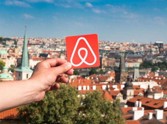 Praha navrhla zákon, který umožňuje obcím regulaci platforem typu Airbnb