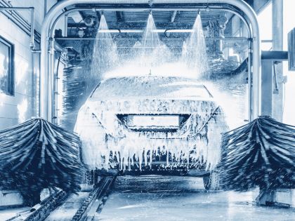 Jak umýt auto bez fronty? Díky aplikaci z Finska jedete rovnou do české myčky