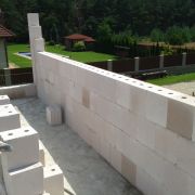 Hruba stavba šla poměrně rychle.