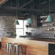 Surové kuchyni dominuje výrazné osvětlení.