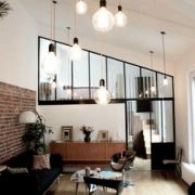 Velká okna jsou základem industrálního bydlení.