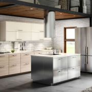 Kuchyni Datart vévodí dřevo a kovové doplňky.