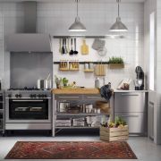 Kovoé kuchyně skvěle padnou do industriálních interiérů.