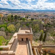 Alhambra a za ní pohoří Sierra Nevada