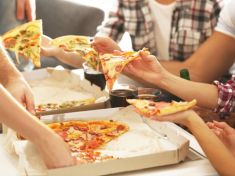 Máte rádi pizzu? Pozor na její obal. Může obsahovat nebezpečné látky!