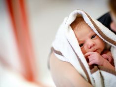 Porod doma není ani hazard, ani hrdinství. Žena rodí dobře tam, kde se cítí bezpečně 