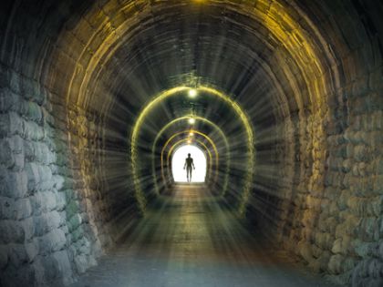Světlo na konci tunelu: Přechod do dalšího života nebo jen výboj v mozku