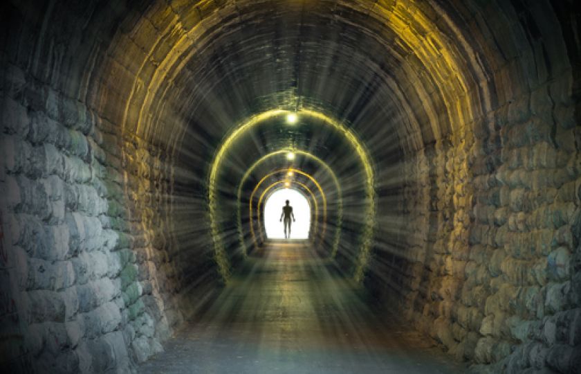 Světlo na konci tunelu: Přechod do dalšího života nebo jen výboj v mozku