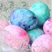 Duhová vajíčka vytvoříte, když přidáte pár kapek barvy do holící pěny a ledabyle to promícháte,