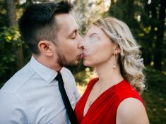 Ve světě letí konopné svatby. Prvnímu polibku předchází šluk z jointa