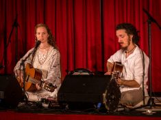 Ajeet Kaur poprvé energicky rozproudila české publikum