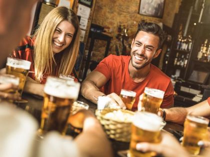 Angličané a Skotové se opíjejí nejčastěji, uvádí průzkum. Česko se neúčastnilo