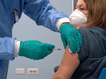 Opravdu se mají čeští zdravotníci očkovat povinně? Hodně zemí už to tak má