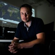 Elon Musk v řídícím středisku Hyperloopu ve společnosti SpaceX