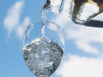Letošním trendem bude raw voda: Je její pití bezpečné?