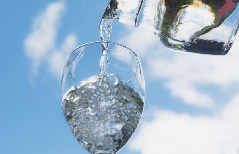 Letošním trendem bude raw voda: Je její pití bezpečné?