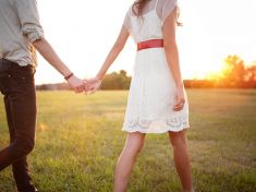 Co zmírňuje bolest? Pomůže i držení za ruku, tvrdí vědci