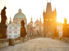 Kde hledat energii na Karlově mostě? Jinde, než hlásají průvodce