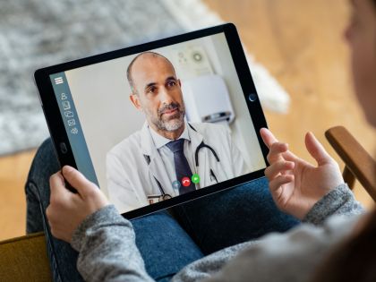 Už i smrtelnou diagnózu vám dokáže lékař sdělit online přes monitor