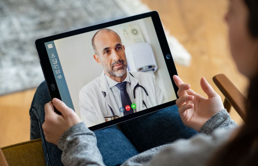 Už i smrtelnou diagnózu vám dokáže lékař sdělit online přes monitor