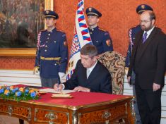 Floweek: Nejbohatší premiér a nejbohatší odsouzený invalida