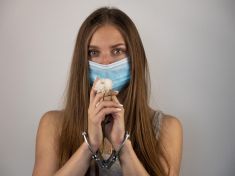 V pandemii by se měla rozlišovat krádež housek a krádež roušek, říká advokátka