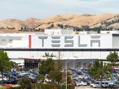 Dva prohrané soudy v jednom roce: Je Tesla Elona Muska rasistická firma?