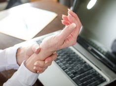 Trpíte syndromem karpálního tunelu? Pomůže vám jóga