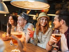 Hledíte často na dno sklenice? Zjistěte, k jakému ze čtyř druhů pijanů patříte