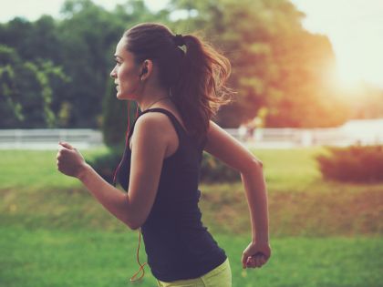 Kdy při běhu nejlépe spalujeme tuky? Ranní běh na lačno nefunguje